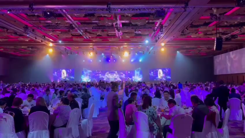 The ballroom at full house, with the wall and side screens in play